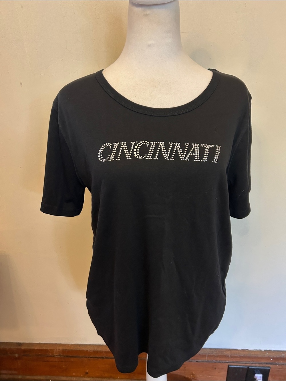 Isaac’s Designs Black Cincinnati Rhinestone short sleeve  Tee Size M EUC
